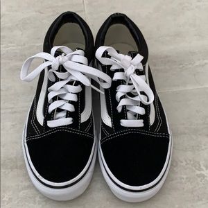 Vans black/white sneaker. Perfect condition!